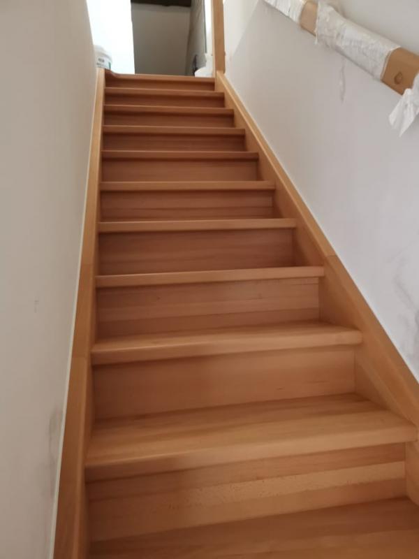 Rekonstrukce bytu Kladno. Dřevěné schodiště v bytě po rekontrukci.