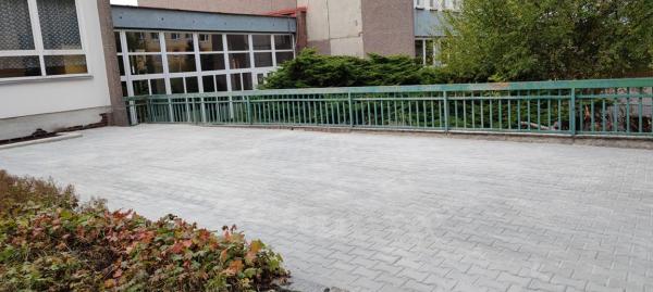 Zámková dlažba Kladno. Prostranství před Sportovním gymnáziem v Kladně.
